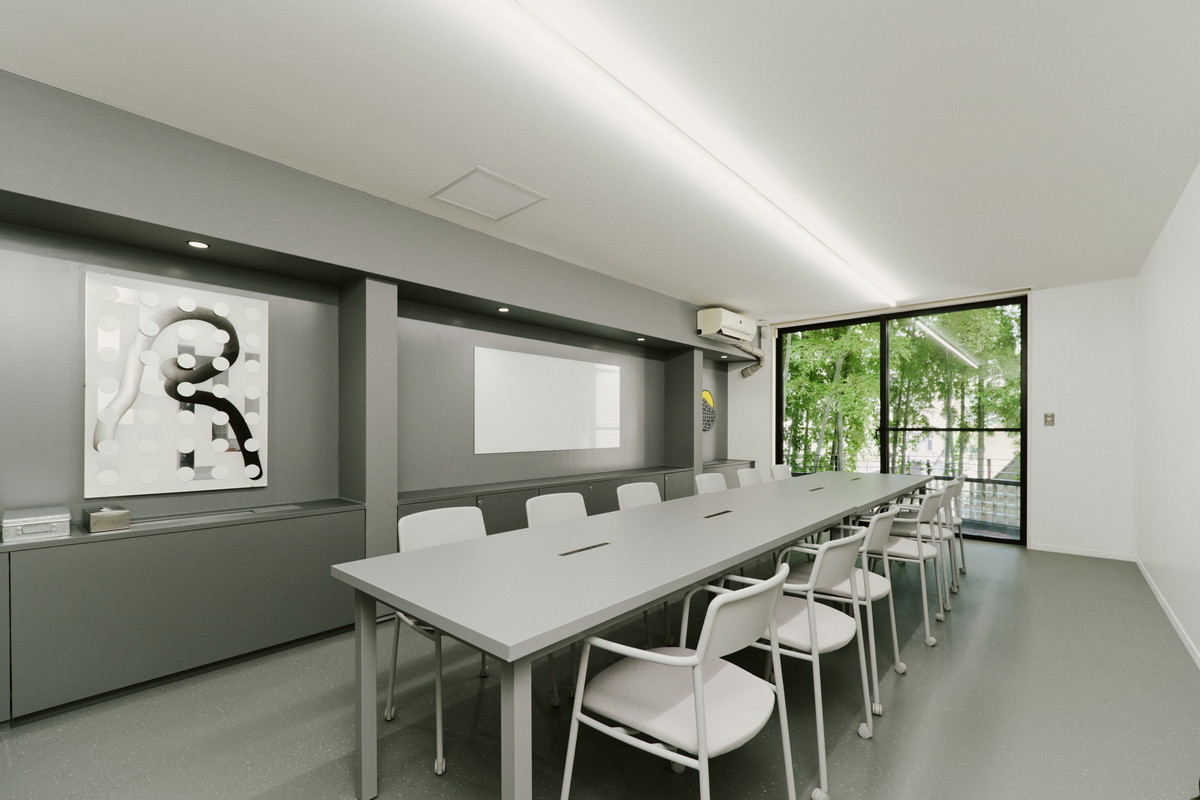 グレーを基色とした会議室