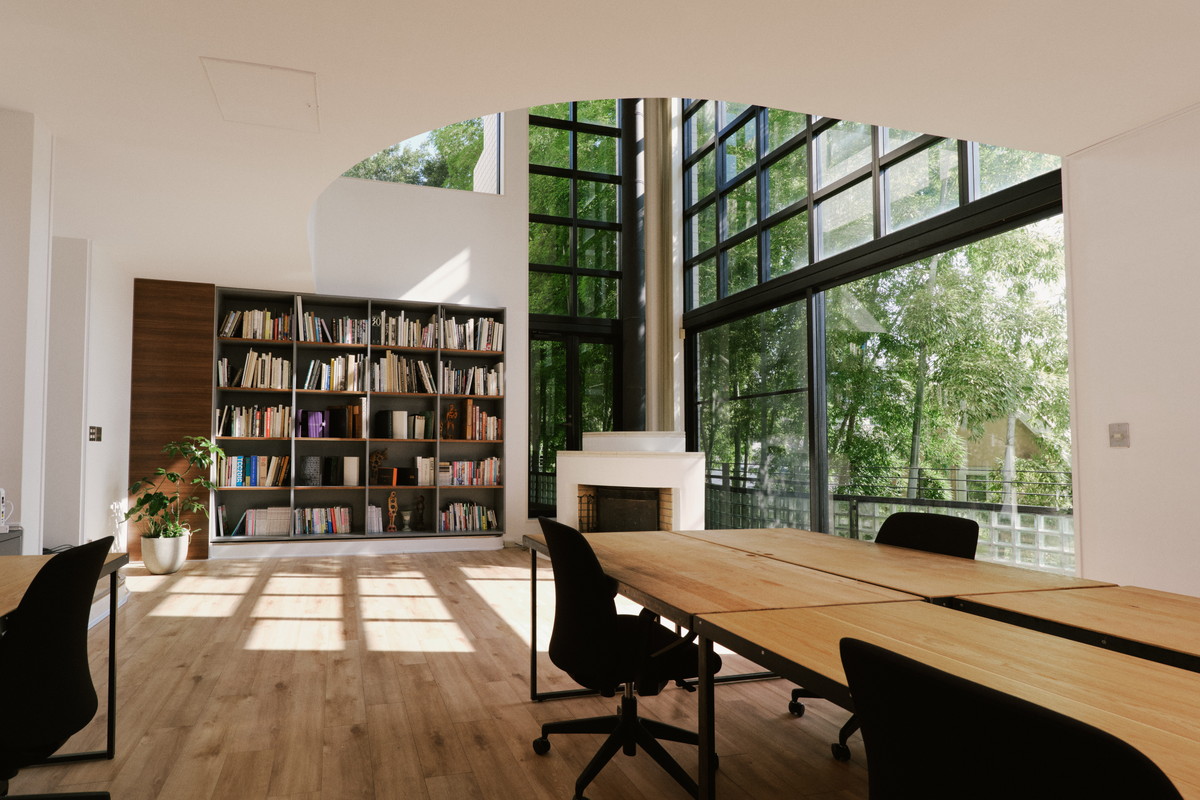 日当たりの良い、吹き抜けのオープンスペース。窓からは竹が見え、落ち着きもある雰囲気