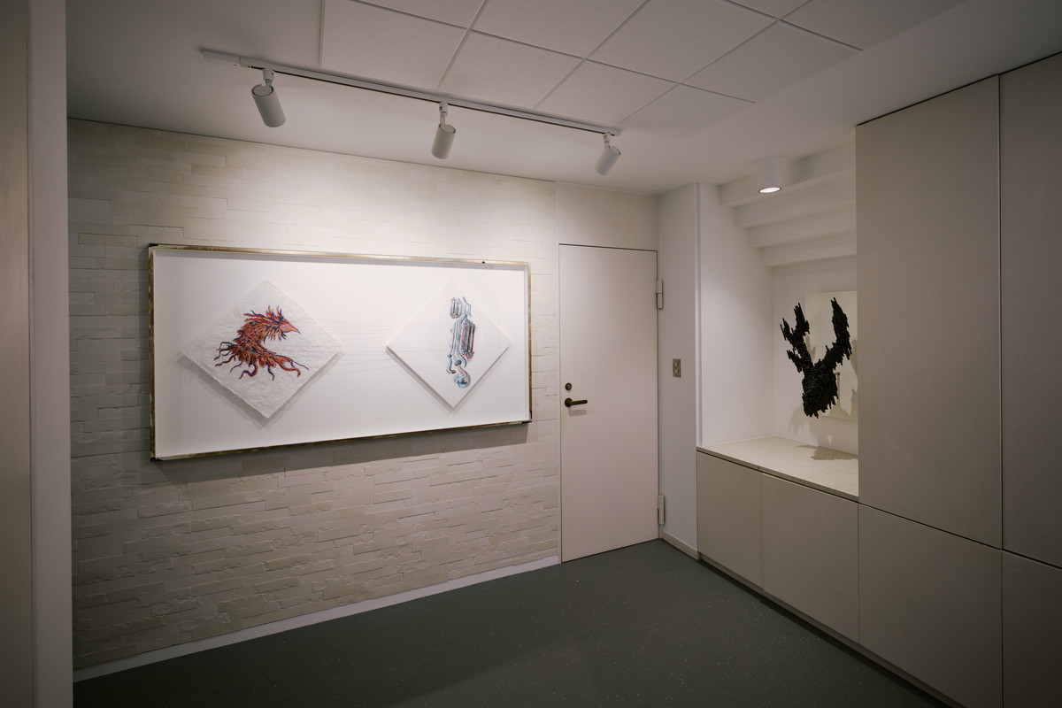 エントランスに飾られていたのは、現代刺繍アーティスト宮田彩加さんと共同制作したオリジナルアート。「2つの相反する感覚をコミュニケーションで繋ぐ」という会社の理念を表現している