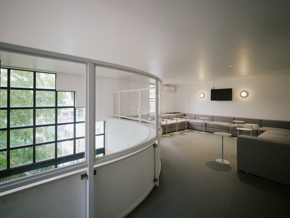 すぐ真上にはソファーの並ぶ空間。リラックスしながらの作業に最適