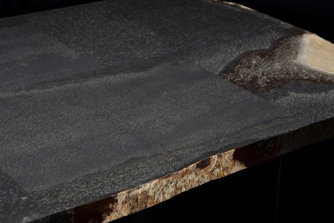 伊達冠石で制作されたテーブルのディテール
