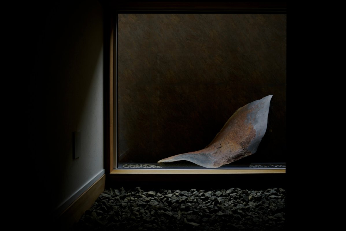 個人邸内部に設置された景石