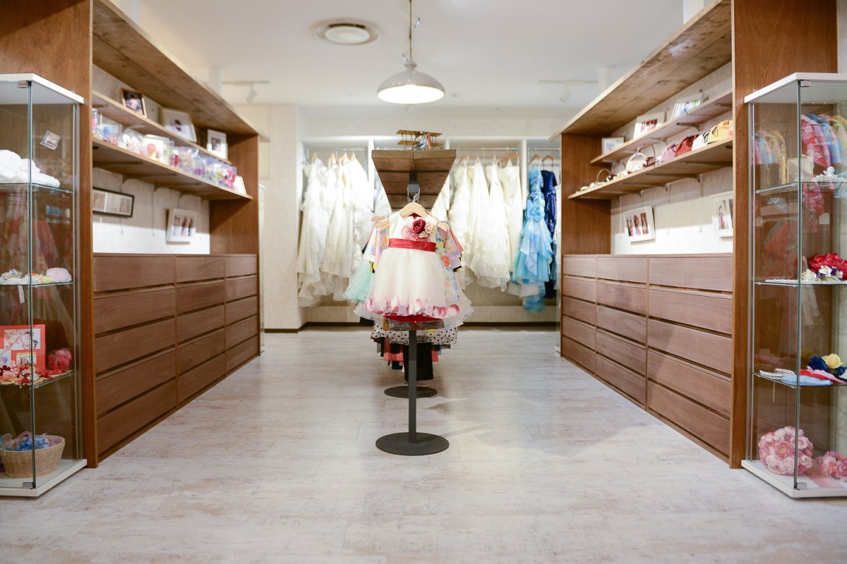 店内には着物やドレスなどの衣装がずらり