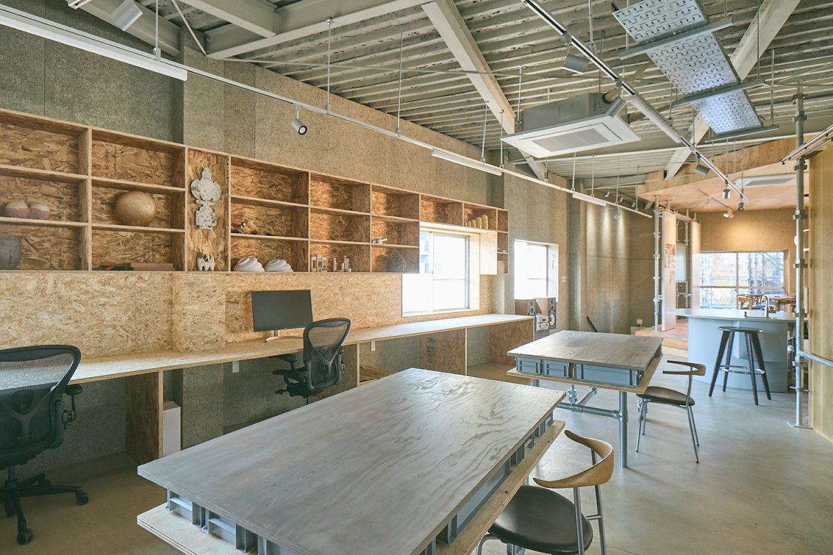 弊社2F：オフィスは工房のような制作環境