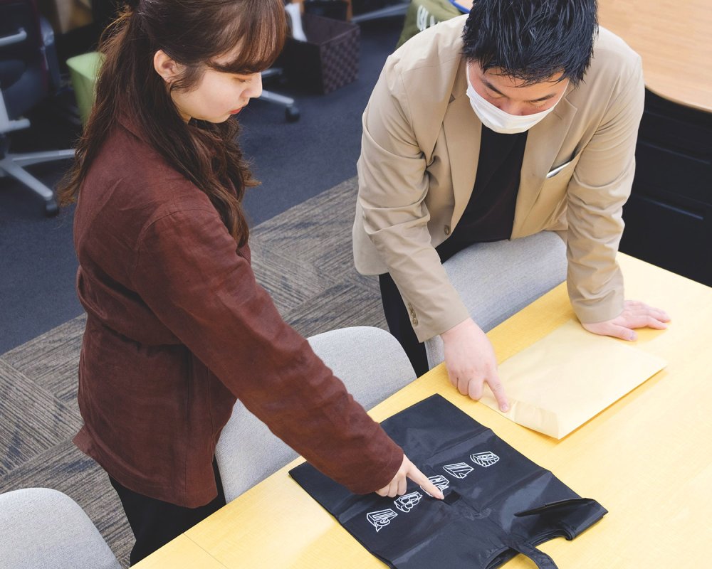 営業チームと話し合いながら進行します