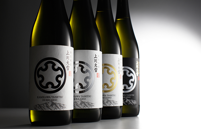 北海道の米と水でつくる「上川大雪酒造」。家紋が目印です。