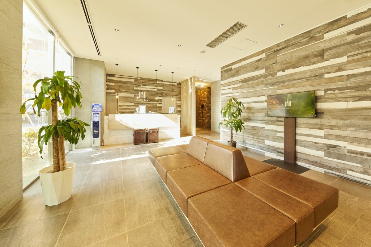 hotel MONday 羽田空港の明るいロビー